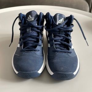 Adidas boys size 3 Isolation Navy Blue and White Basketball Sneakers